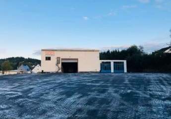 Lagerhallen mit Freifläche in zentraler, verkehrsgünstiger Lage.