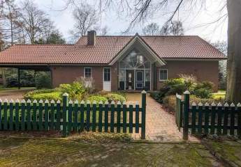 Einfamilienhaus mit gehobener Ausstattung und kleinem Wald in Hesel