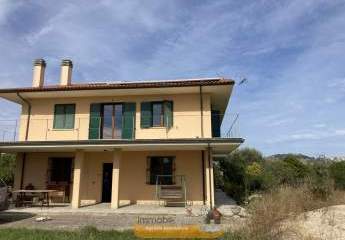 Villa con terreno in vendita a Sant'Omero(TE)