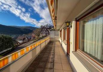 Großen Wohnung mit sonnigem großen Balkon