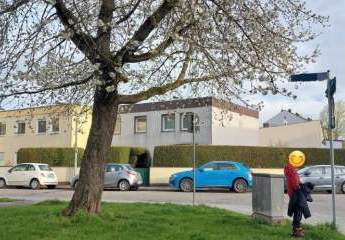 Reiheneckhaus mit schönem Garten, 2 Garagen und 2 Stellplätzen in zentraler Lage
