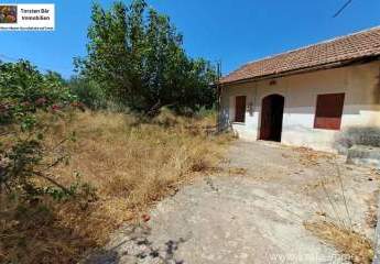 Kreta, Kefalas, 3 renovierungsbedürftige Gebäude mit Blick auf die Weißen Berge.