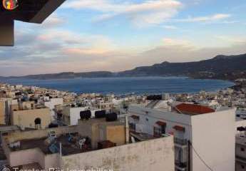Kreta, Sitia Große Wohnung zum Verkauf in Sitia mit Panoramablick auf das Meer und die Stadt.