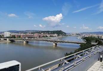 In Budapest, in einem Eliteviertel, steht eine 211 m2 große Luxuswohnung mit 267 m2 Panorama-Rundterrasse mit Blick auf die Donau zum Verkauf