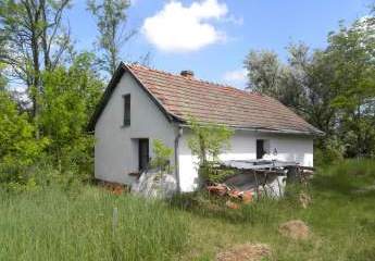 In Ungarn in Jászszentlászló ein kleines Bauernhaus mit 4316 m2 Grundstück zu verkaufen (kein Strohm)