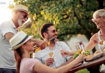 Die beste Investition in ein Zweifamilienhaus mit Freunden Geschwistern Eltern und Kinder mit viel Raum auf dem Grundstück unverbaubar