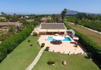 Schöne, ebenerdige Villa mit Pool, Garage, Heizung und 2 Wohneinheiten! Großes Grundstück!