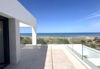 Neubau Luxusvilla mit direktem Strandzugang nur unweit vom Hafen und Golfplatz