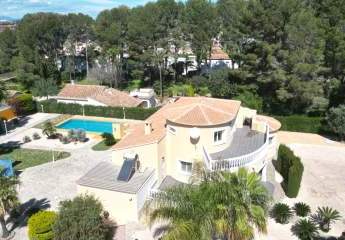 Sehr gepflegte Villa mit 2.185 m2 Grundstück, großem Pool, Tennisplatz, Brunnen, Garage, Heizung, Klima und vielen Extras