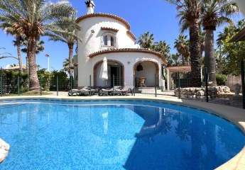 Sehr hochwertig renovierte Villa in Toplage mit großem, sonnigen Grundstück und vielen Extras.
