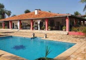 Zwei Häuser mit Pool in Piribebuy