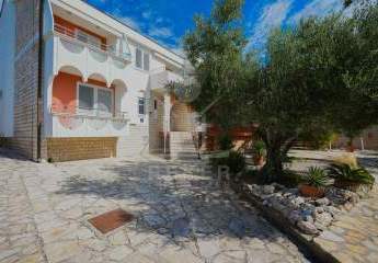 Erstklassige Lage in Vodice:
5 Wohnungen mit Meeresblick, 10 Meter vom Meer entfernt