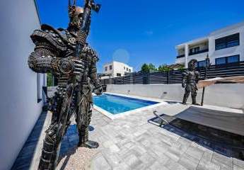 Kunstvoll wohnen: DHH mit 215 m² Garten, Meerblick & Möbeln zum Verlieben