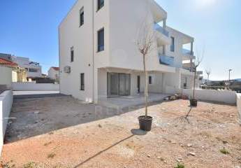 Ruhige Gartenwohnung in Vodice – 400 m zur Plava plaža