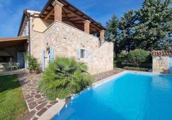 Eine Doppelhaushälfte mit einem großen Pool &  paradiesischem Garten bei Poreč