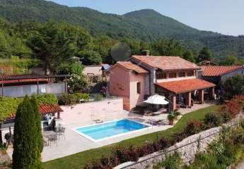 Traumhafte Hanglage bei Opatija: Zwei Natursteinhäuser mit Pool, Weitblick und Idylle am Waldrand