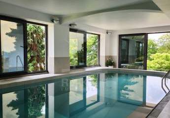 Innenpool, Aussicht und Garten: Großes Haus mit Pool in ruhiger Lage von Zagreb