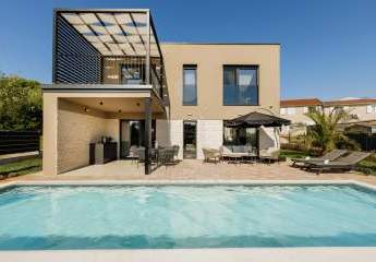 Luxus ganz nah am Strand: Stilvilla mit Garten, Pool & Designmöbeln