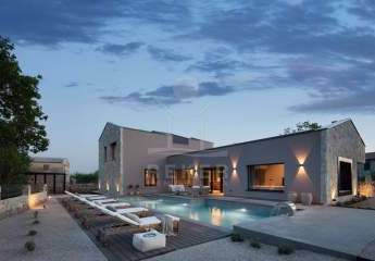 Exklusive Neubau Luxusvilla mit beheiztem Pool & Designermöbeln auf Krk