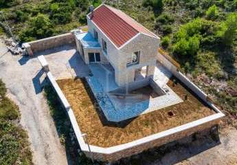Barfuß zum Strand: Steinvilla mit Pool und Traumblick aufs Meer