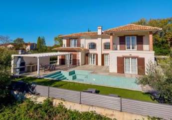 Privatsphäre garantiert: Villa mit komplett eingefriedetem Garten und Pool