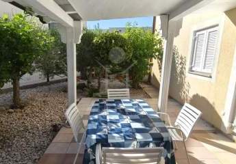 Erdgeschosswohnung mit 92 m² Garten, nur 300 m vom Meer und Zentrum in Krk entfernt