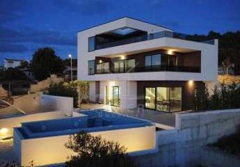 Licht, Luft, Luxus: Design-Villa mit Infinity-Pool, Whirlpool & Dachterrasse