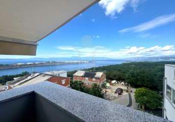 Edles Wohnen über zwei Etagen mit traumhafter Aussicht: Penthouse mit Panorama-Meerblick