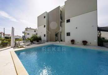 523 m² Wohnfläche auf drei Etagen: hochwertige Neubau-Villa mit Meerblick und großem Pool