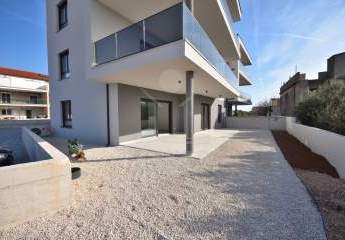 Luxuriöse Erdgeschosswohnung zum Erstbezug mit 2 Schlafzimmern & Garten in Tribunj