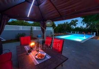 Seltene Erdgeschosswohnung in Poreč: 919 m² Garten, Pool und Wald direkt vor der Tür