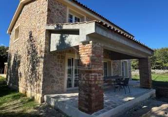 Neue Steinhaus-Doppelhaushälfte in traditioneller Bauweise auf der Insel Krk