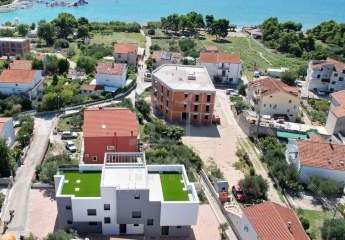 Im Einklang mit der Natur: Neubau Maisonette in Vodice mit Strand- & Meeresnähe