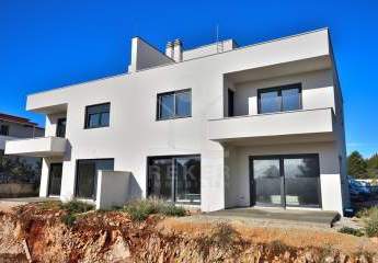 Pool, Dachterrasse und Ruhe: Moderne Doppelhaushälfte nahe Meer in Vodice