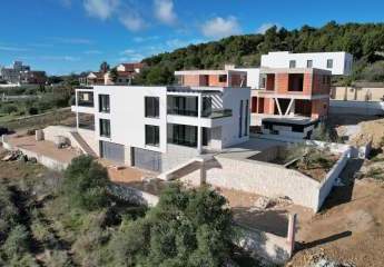 Exklusive Doppelhaushälfte in Vodice mit Pool, Garage und traumhaftem Meerblick