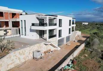 Blick aufs Meer, Sprung in den Pool: Doppelhaushälfte mit Stil in ruhiger Lage von Vodice