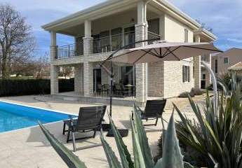 Für Familien: Modernes Steinhaus mit Pool, Meerblick und vier Schlafzimmern mit Bad en Suite