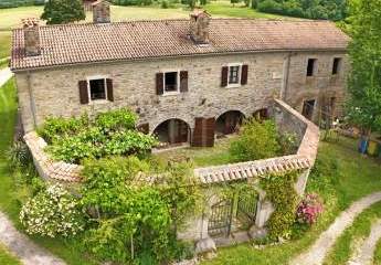 Verstecktes Dorfjuwel mit Flussblick, Garten und traumhaftem Entwicklungsspielraum