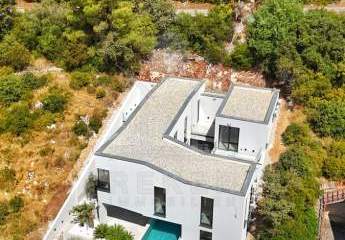 Architektonisches Unikat in ruhiger Bucht: Designvilla mit Infinity-Pool & Meerblick