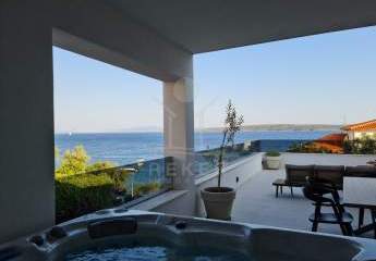 Luxuriöser Neubau am Meer: Drei Wohnungen und ein Geschäftsraum