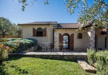 Komfort – Panorama – Privatsphäre: Eingeschossiges Haus mit gepflegtem Garten und Garage