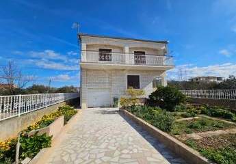 Direkt am Meer: Freistehendes Haus mit Garage & zwei Wohnungen