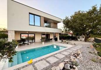 Wald und mediterraner Garten: Luxusvilla auf Krk mit Pool, Sauna & vier en-suite Schlafzimmern