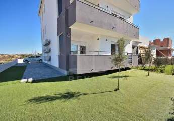 Ein Garten, der Meerblick hat: Erdgeschosswohnung mit 54 m² Grünfläche in Vodice