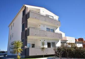 Meerblick aus dem ersten Stock: Sonnige Neubauwohnung mit Terrasse in Vodice