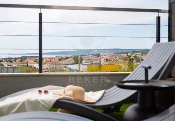 Top-Lage auf Krk: Hochwertige Wohnung mit Panorama-Meerblick und Terrasse