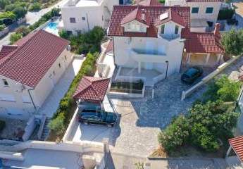 Pool und Kinderbecken: Großzügige Familienvilla in Tribunj mit drei Wohneinheiten