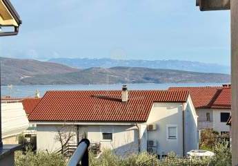 Ruhige Lage auf Krk: Wohnung mit Terrasse und Parkplatz