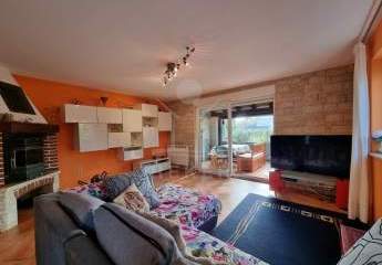 Eine Doppelhaushälfte mit 3 Schlafzimmern & rustikaler Terrasse in Tar