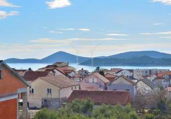 Oberste Etage mit Panorama-Meerblick und moderner Ausstattung in Tribunj